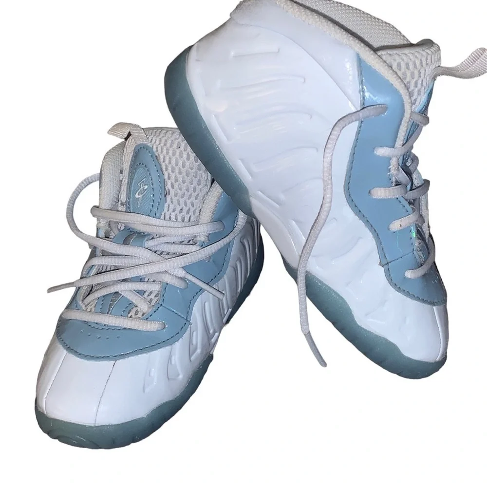 NIKE POSITE ONE (Aura)